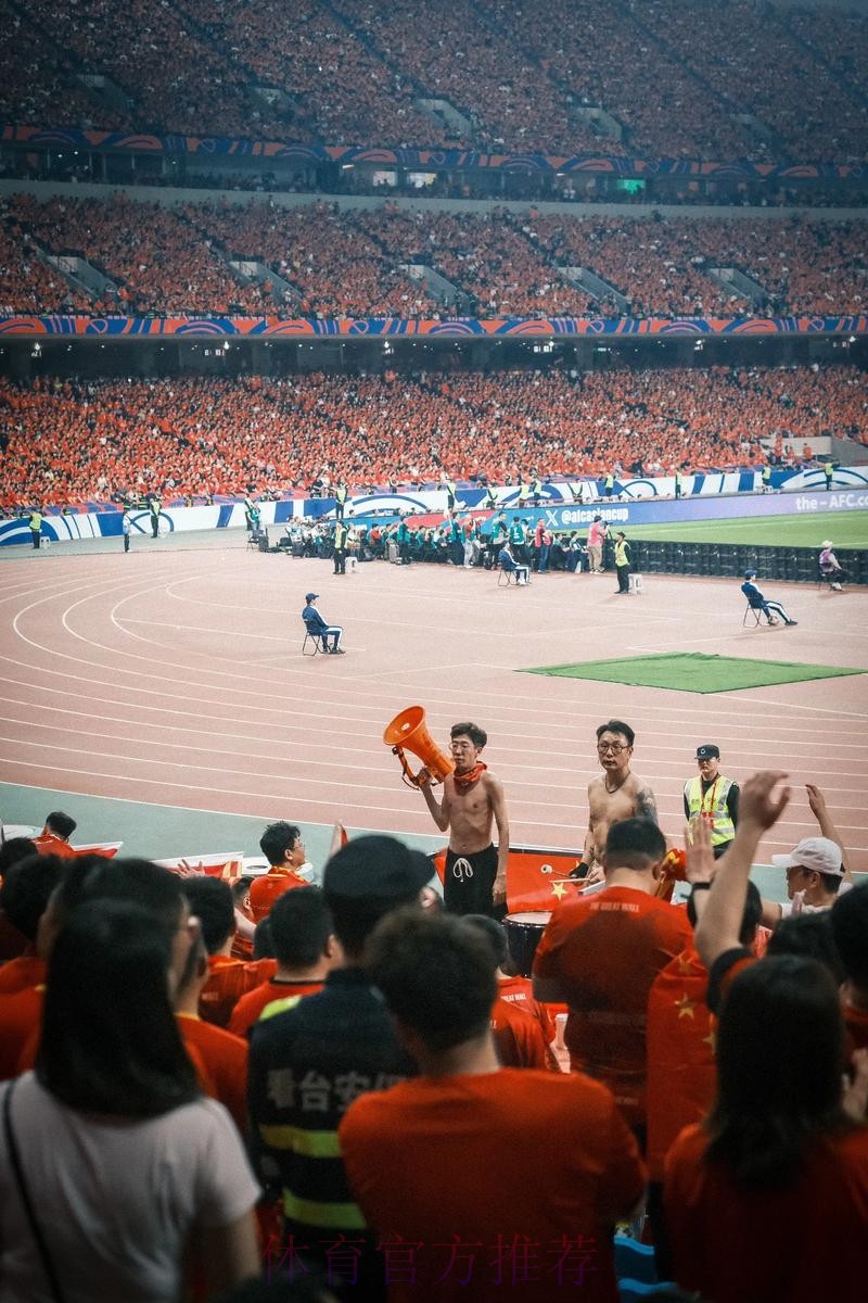 齐为国足加油 谭晶邀请小球迷观看中荷大战 齐为国足加油 谭晶邀请小球迷观看中荷大战