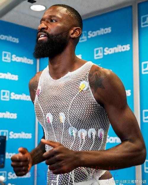 吕迪格在健身房训练 看起来能参加西超杯决赛